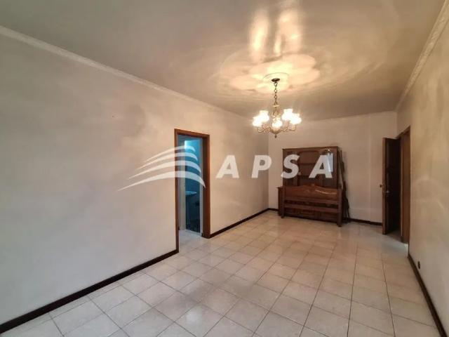 Apartamento de 3 quartos para alugar em laranjeiras, com 100m², recém pintado e em excelente estado
