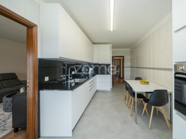 Apartamento de 3 quartos reformado em Esmeriz, Famalicão