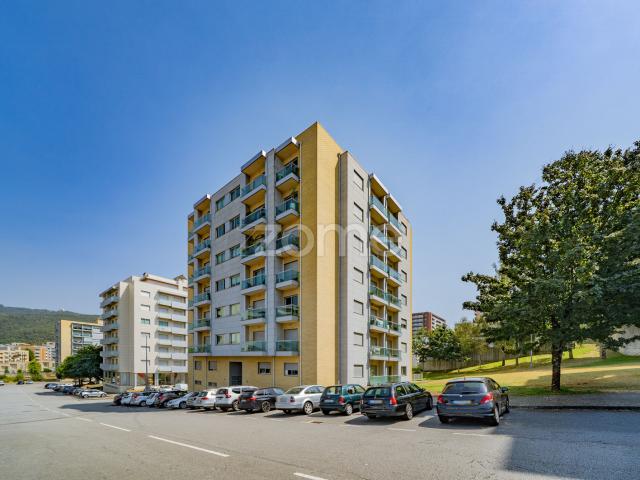 Apartamento de 3 quartos reformado em Fraião, Braga