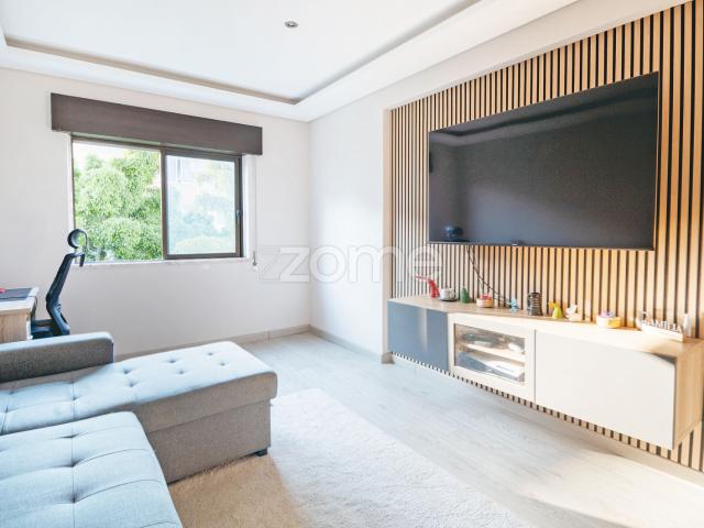 Apartamento de 3 quartos totalmente reformado com armazenamento em Torre da Marinha