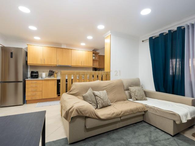 Apartamento de tipologia T2 e terraço coberto, localizado frente à estação da CP de Agualva Cacém, mais precisamente na Rua Afonso de Albuquerque, n.º 6, Agualva Cacém