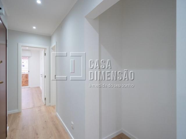 Apartamento de tipologia T2, em fase de Remodelação, no Cacém!