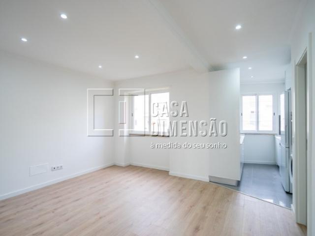 Apartamento de tipologia T2, em fase de Remodelação, em Odivelas!