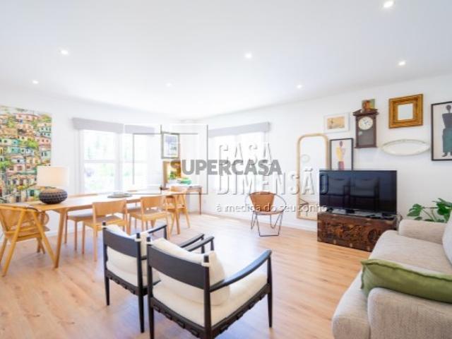 Apartamento de tipologia T2 na Serra de Carnaxide, com Garagem BOX, COMO NOVO!