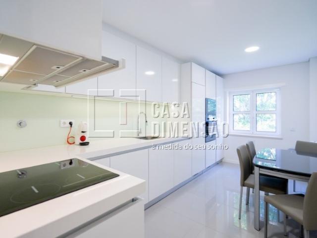 Apartamento de tipologia T2 na Serra de Carnaxide, com Garagem, como NOVO!