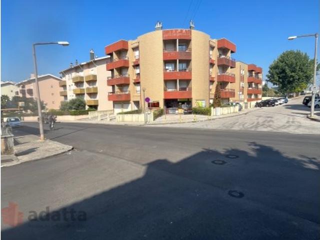 Apartamento de tipologia T3 com garagem [não é mobiliado] arrenda se Bairro S. Miguel, em Coimbra