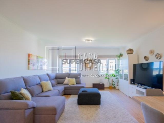 Apartamento de tipologia T3 com Garagem na Serra de Carnaxide, como NOVO!