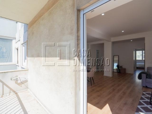 Apartamento de tipologia T3, com varanda, mobilado e equipado em Benfica!