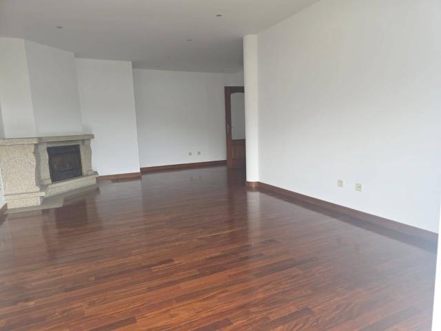 Apartamento de tipologia T3 para arrendar, com garagem fechada