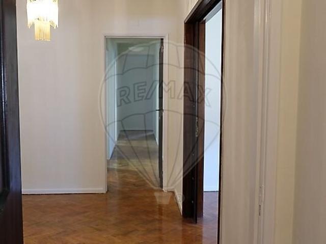 Apartamento de tipologia T5, com 7 asoalhadas na Tapado do Mocho!