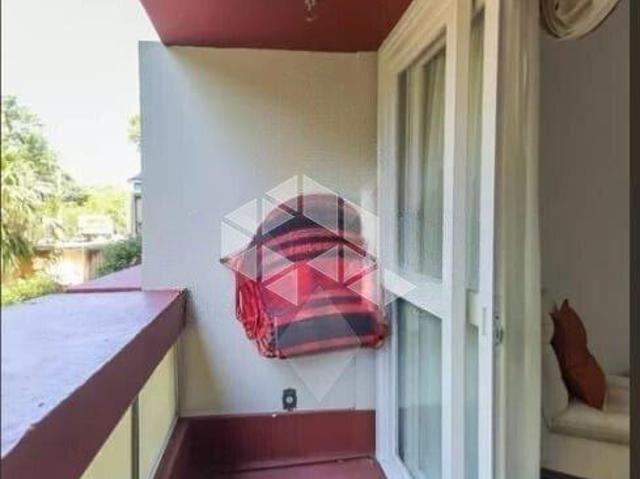 Apartamento de três dormitórios e vaga em frente á Praça