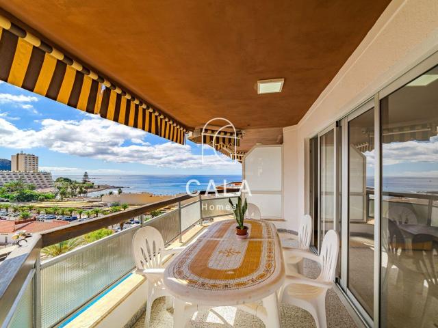 Apartamento de tres dormitorios en primera línea de mar con. 99m² Los cristianos