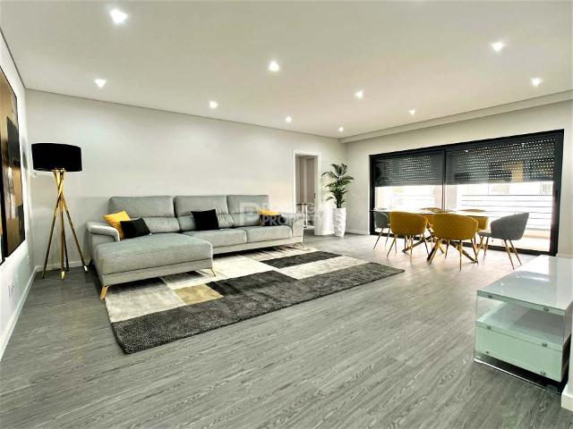 Apartamento de três quartos novo com piscina
