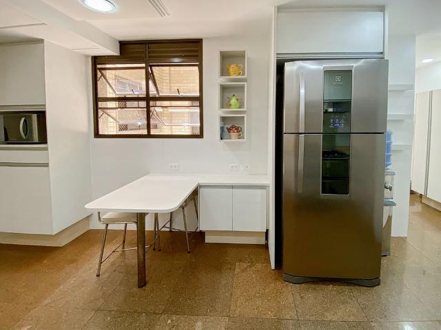 Apartamento de alto padrão com 3 quartos e varanda na quadra da praia do Leblon