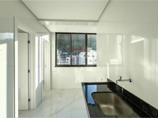 Apartamento de alto padrão com 4 quartos e 3 vagas de garagem