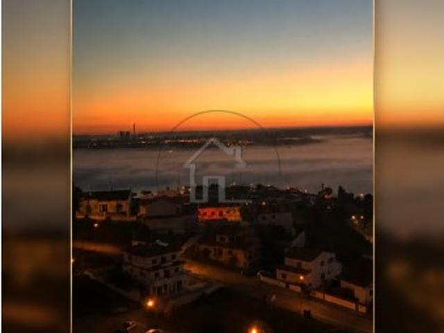 Apartamento de Alto Padrão com Vista Panorâmica sobre o Rio Tejo