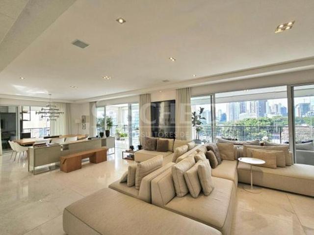 Apartamento de Alto Padrão no Condomínio Merano ? 400 m², 4 Suítes, 5 Vagas | Moema