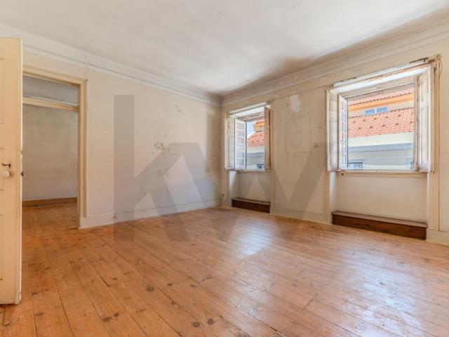 Apartamento de carácter para reabilitação na Calçada de Sant. 120m² Arroios