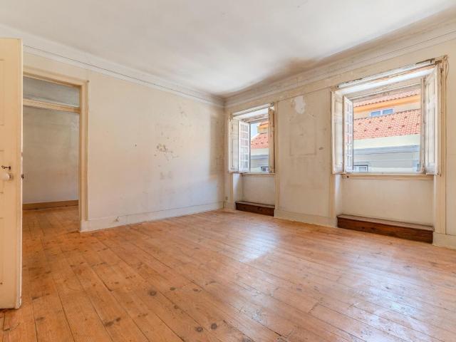 Apartamento de carácter para reabilitação na Calçada de Sant. 120m² Arroios