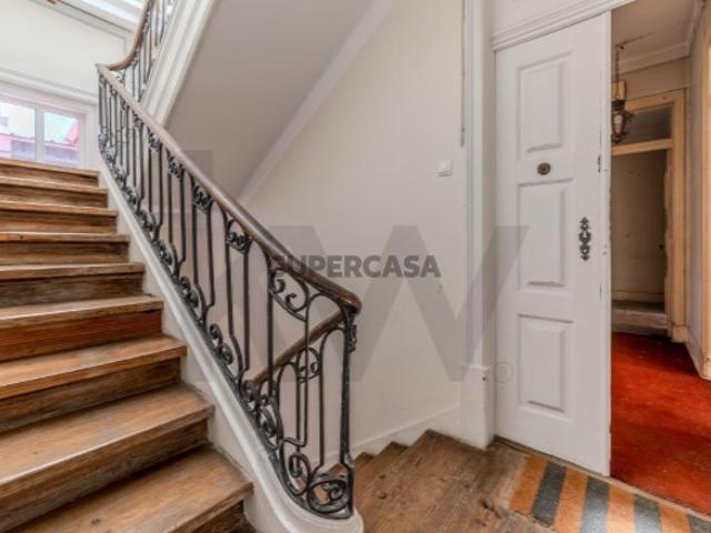 Apartamento de carácter para reabilitação na Calçada de Santana, Lisboa