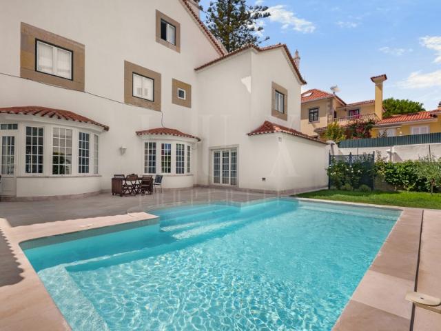 APARTAMENTO DE CHARME COM JARDIM E PISCINA NO CENTRO DO ESTORIL