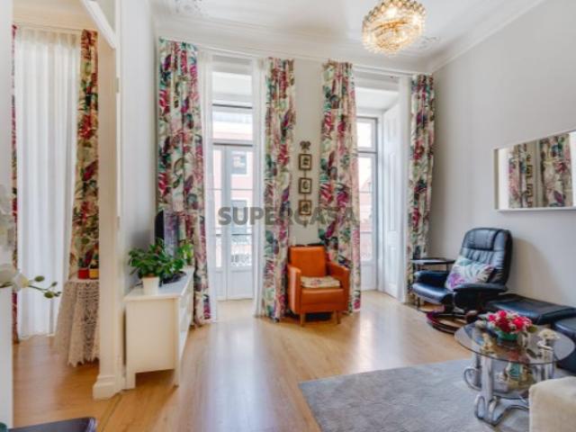 Apartamento de Charme com Jardim Privativo e Capela | Alcântara, Lisboa