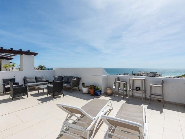 Apartamento de cobertura com vista mar no último andar em La. 102m² Lagos