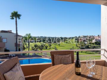 Apartamento de Dois Quartos com Vista Panorâmica para o Campo de Golfe em Vale da Pinta