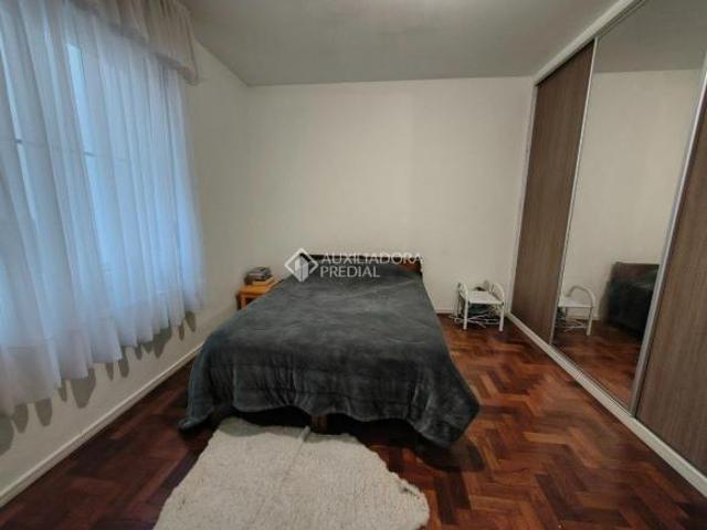 Apartamento de dois quartos no bairro Farroupilha, junto à Redenção