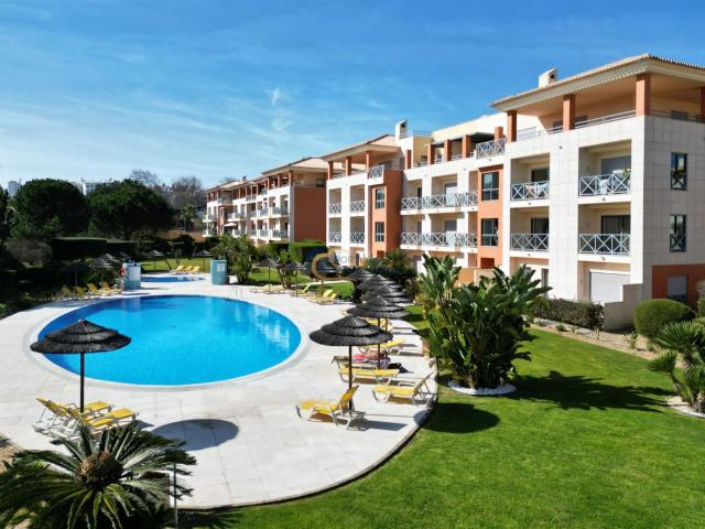 Apartamento de dois quartos, último andar, com terraço, a 15. 179m² Albufeira e Olhos de Água