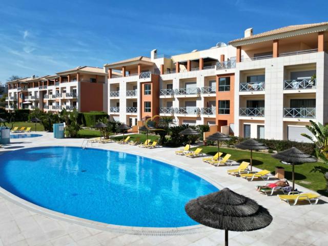 Apartamento de dois quartos, último andar, com terraço, a 15 minutos a pé da bela praia premiada de Santa Eulália