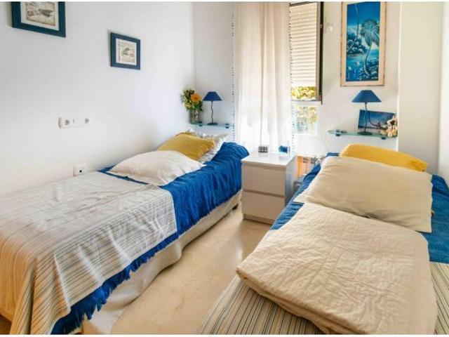 Apartamento de esquina de 3 dormitorios, 2 baños, parking y piscina climatizada