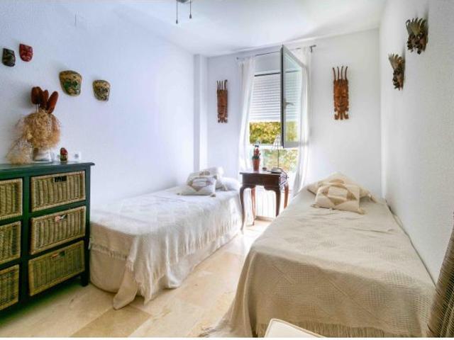Apartamento de esquina de 3 dormitorios, 2 baños, parking y piscina climatizada