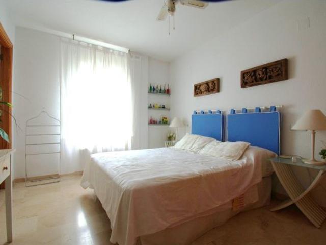 Apartamento de esquina de 3 dormitorios, 2 baños, parking y piscina climatizada