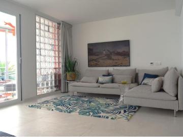 Apartamento de esquina totalmente reformado de 2 dormitorios en primera linea del Albir con piscina