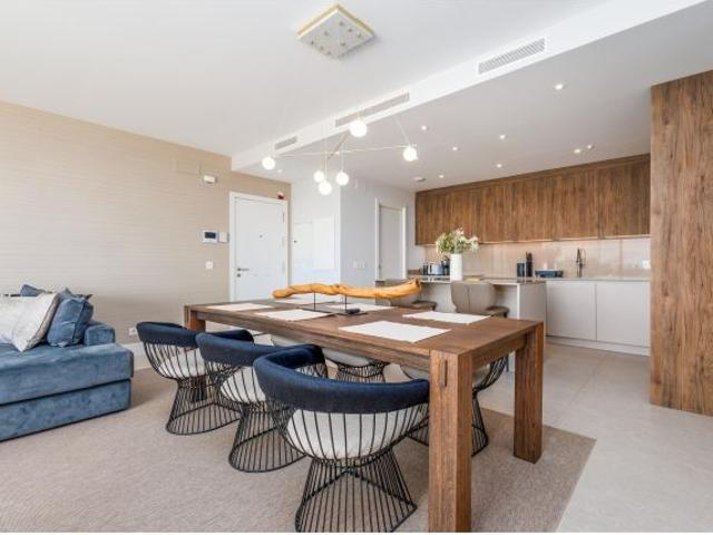 Apartamento de Lujo con Vistas al Mar en La Quinta