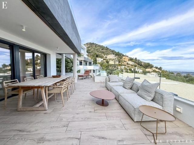 Apartamento de lujo de tres dormitorios en primera línea de. 193m² Dénia