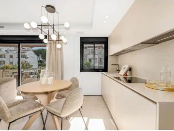 Apartamento de lujo de 2 dormitorios y 2 baños cerca de Puerto Banús, Marbella