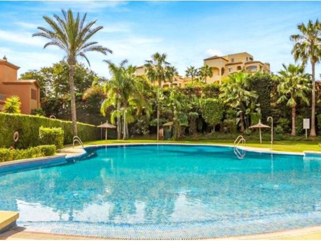 Apartamento de lujo en alquiler en Benatalaya, Atalaya – Estepona | Terraza, jardín y vistas al mar