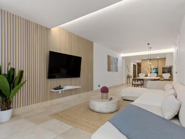 Apartamento de Lujo en Primera Línea de Playa con Piscina Privada y Vistas al Mar