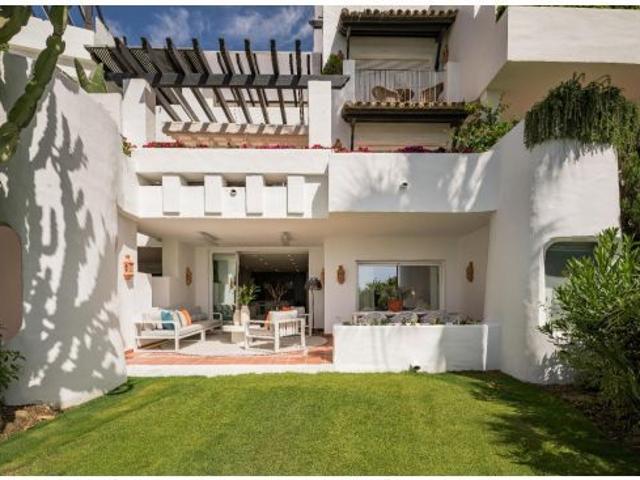 Apartamento de lujo planta baja de 3 dormitorios y 2 baños junto a la playa. Estepona
