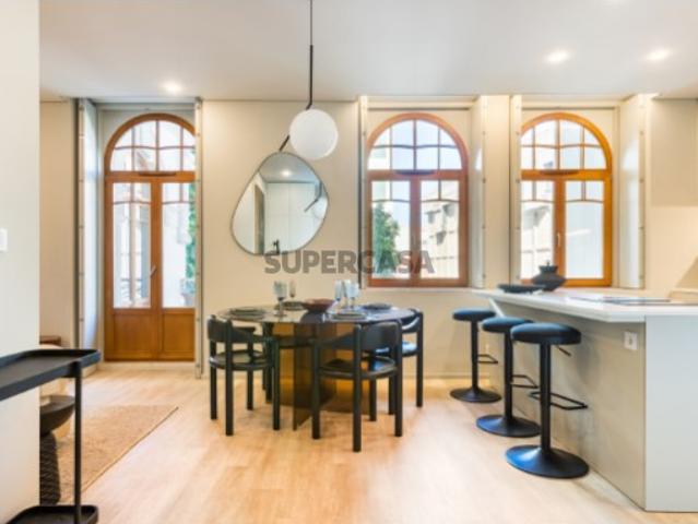 Apartamento de luxo mobilado com 3 quartos e varanda histórica perto da Avenida da Liberdade, Lisboa