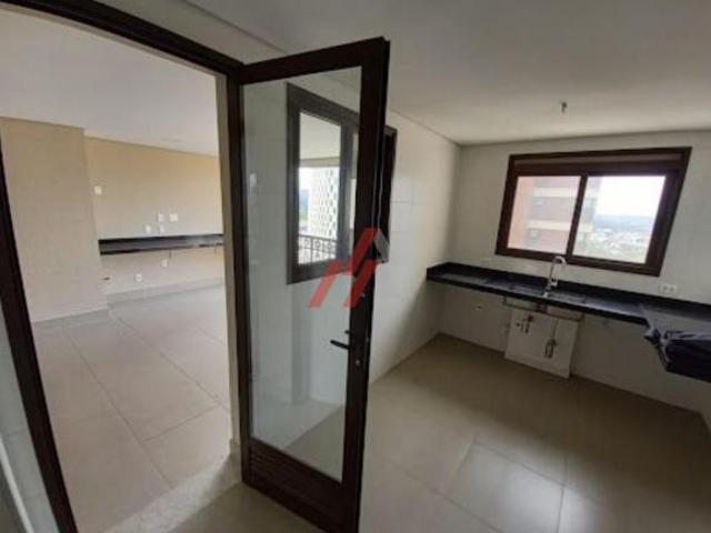 Apartamento de Luxo à Venda em Green Valley Alphaville, Barueri SP: 3 Quartos, 3 Suítes, 3 Salas, 5
