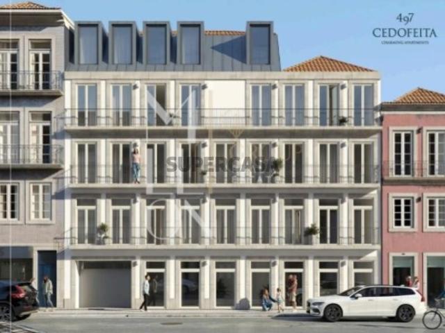 Apartamento de luxo T2+1 rua de Cedofeita com 2 lugares de garagem, pátio, varanda e arrumos