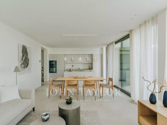 Apartamento de nueva construcción con terraza, aparcamiento y trastero junto a la playa
