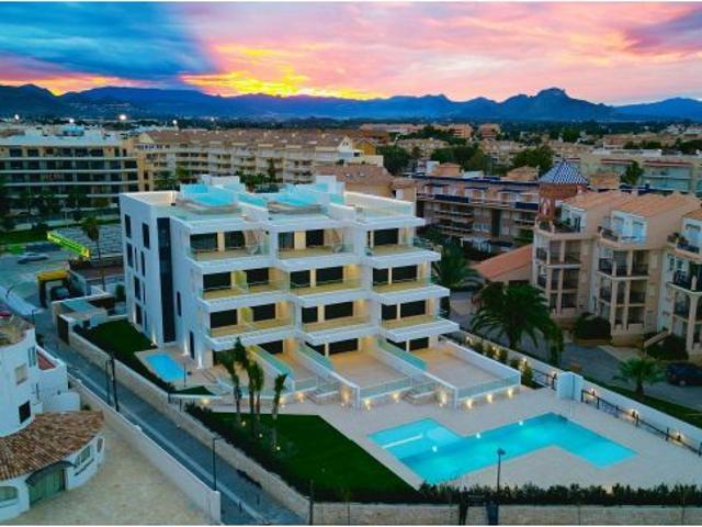 Apartamento de obra nueva en exclusiva urbanización en primera línea de playa