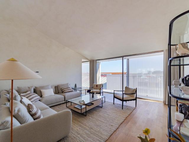 Apartamento de Quatro Quartos com Terraço em Marvila T4 191m² Lisboa
