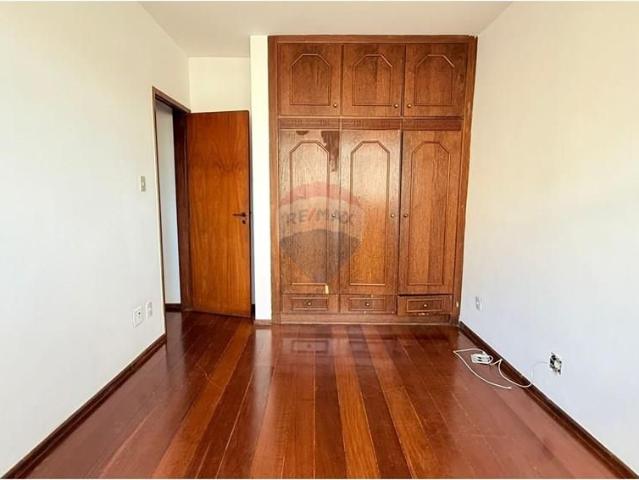 Apartamento de quatro quartos para venda na Rua Santo Antônio no centro de Juiz de Fora