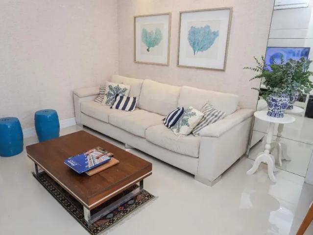 Apartamento diferenciado com piscina PRIVATIVA na praia Brava