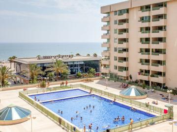 Apartamento dos dormitorios con piscina, en playa
